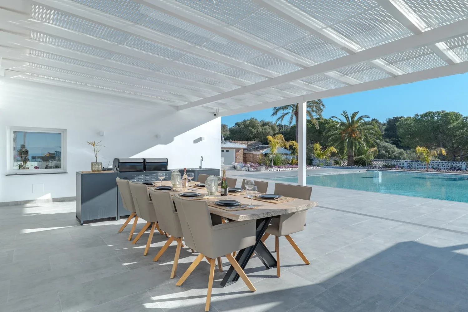 Overdekt terras en zwembad bij Casa Blanca aan de Costa del Sol